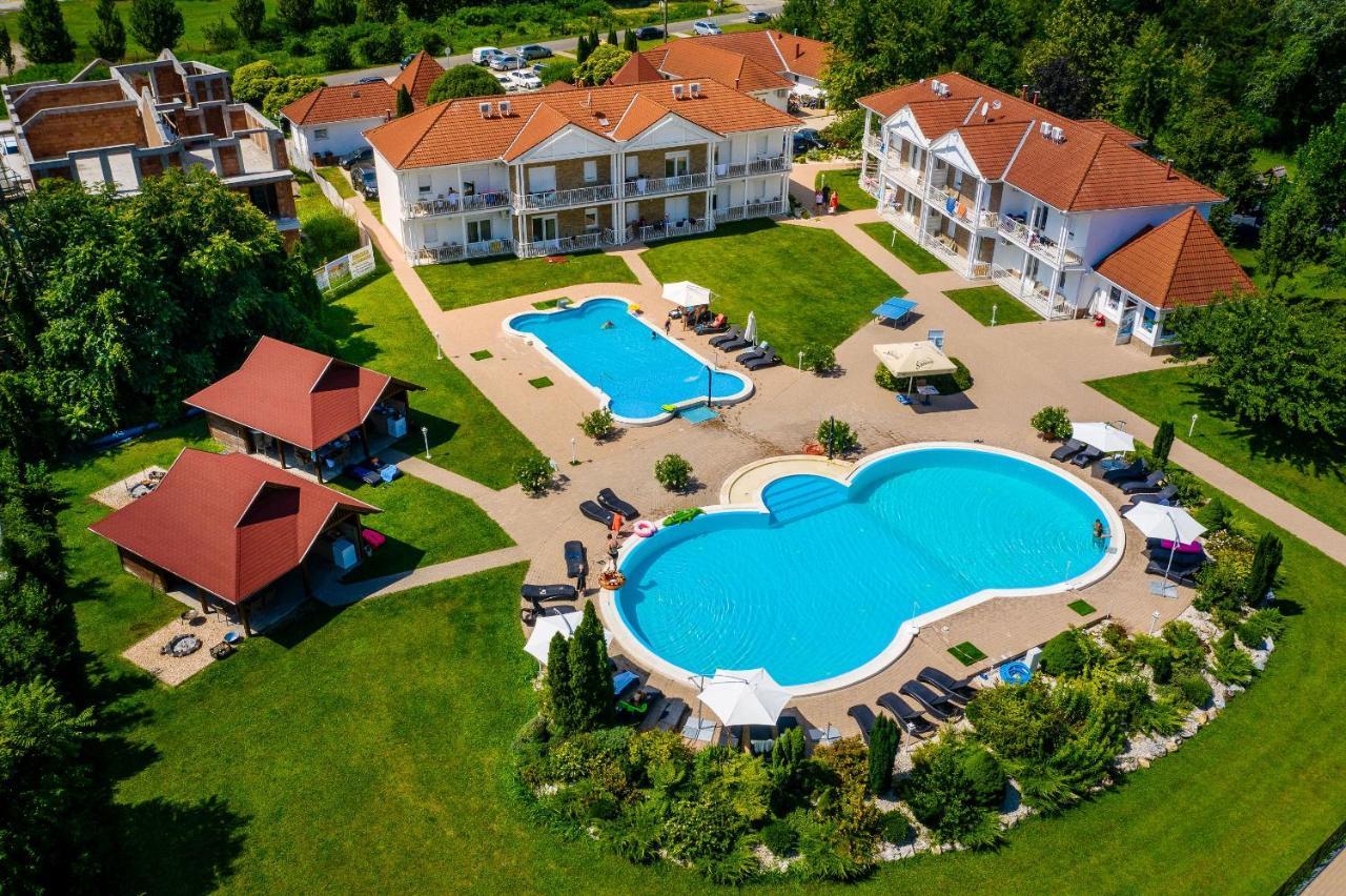 Ferienwohnung Aranyszarvas Panzio, Etterem Es Grillterasz Exterior foto