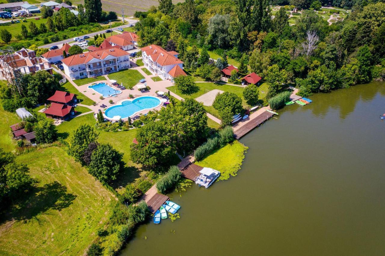 Ferienwohnung Aranyszarvas Panzio, Etterem Es Grillterasz Exterior foto
