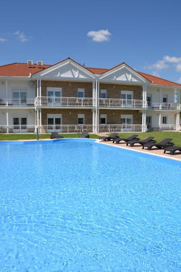 Ferienwohnung Aranyszarvas Panzio, Etterem Es Grillterasz Exterior foto