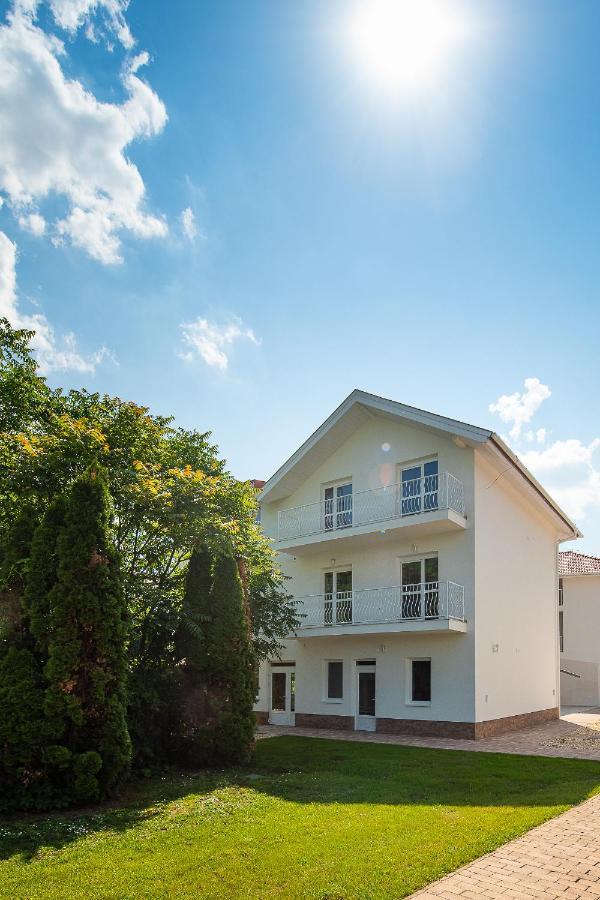 Ferienwohnung Aranyszarvas Panzio, Etterem Es Grillterasz Exterior foto