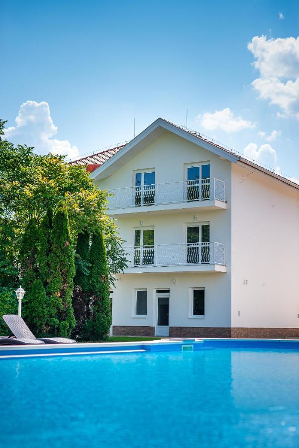 Ferienwohnung Aranyszarvas Panzio, Etterem Es Grillterasz Exterior foto