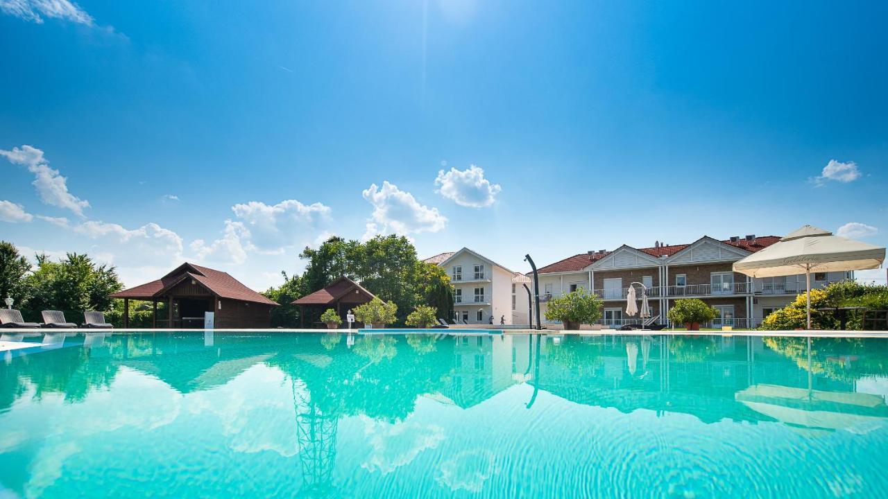 Ferienwohnung Aranyszarvas Panzio, Etterem Es Grillterasz Exterior foto
