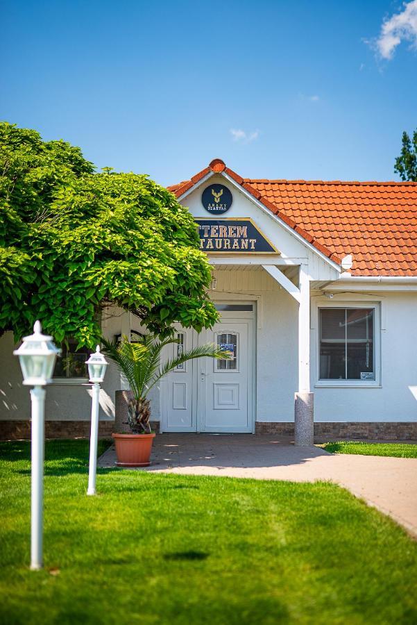 Ferienwohnung Aranyszarvas Panzio, Etterem Es Grillterasz Exterior foto