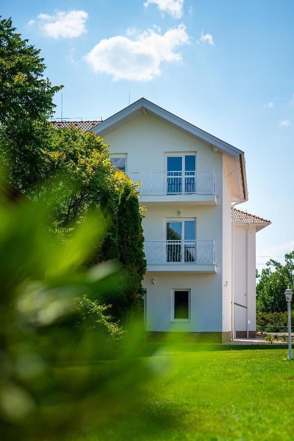 Ferienwohnung Aranyszarvas Panzio, Etterem Es Grillterasz Exterior foto