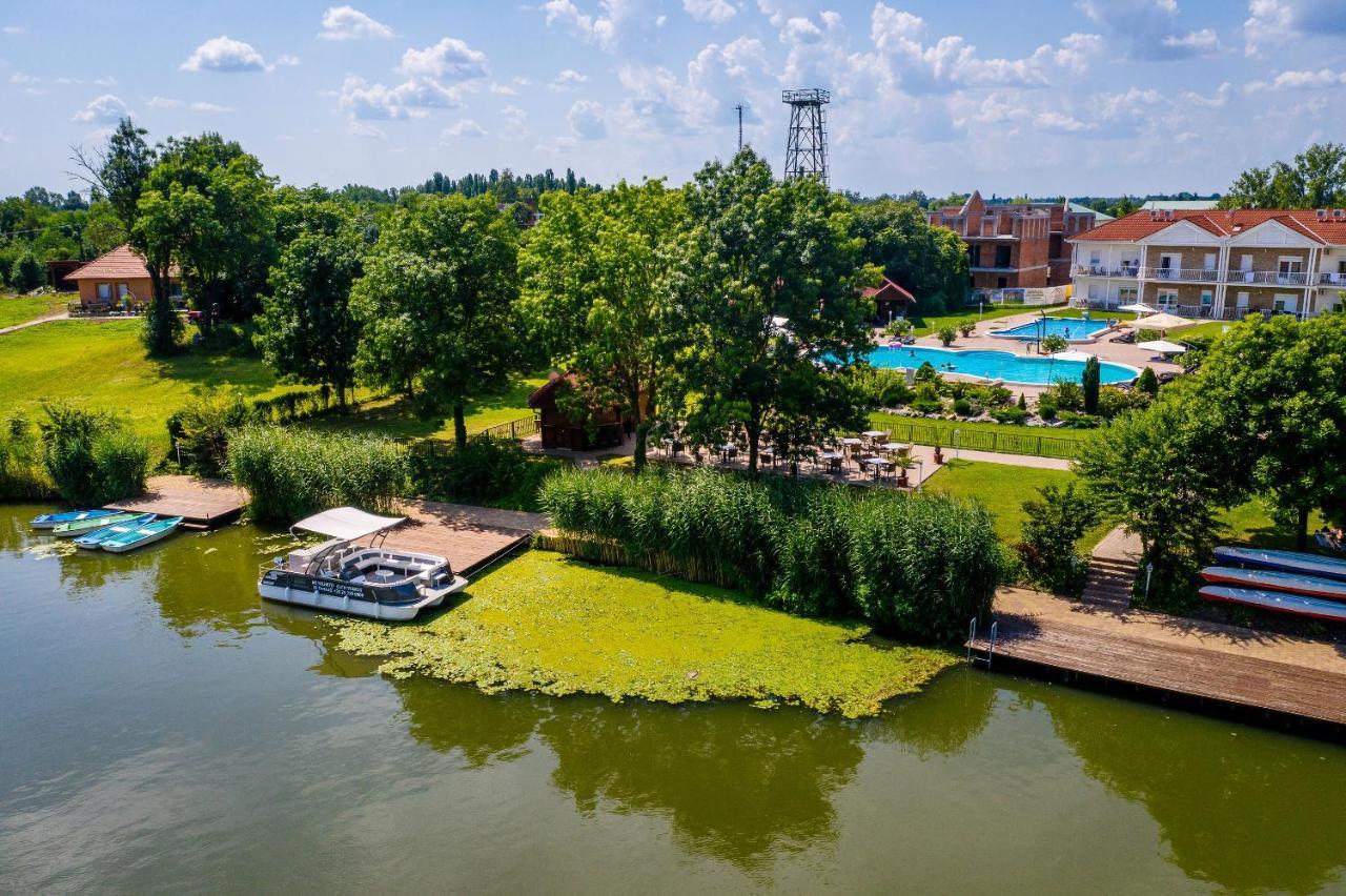 Ferienwohnung Aranyszarvas Panzio, Etterem Es Grillterasz Exterior foto