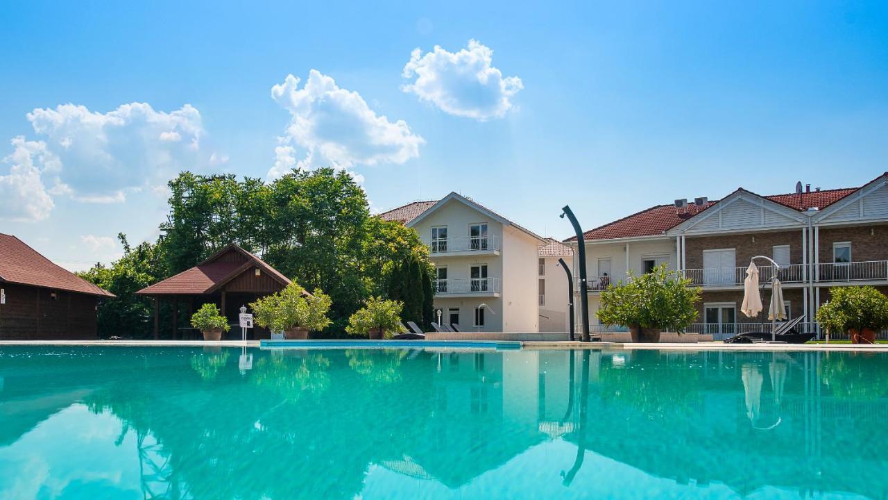 Ferienwohnung Aranyszarvas Panzio, Etterem Es Grillterasz Exterior foto