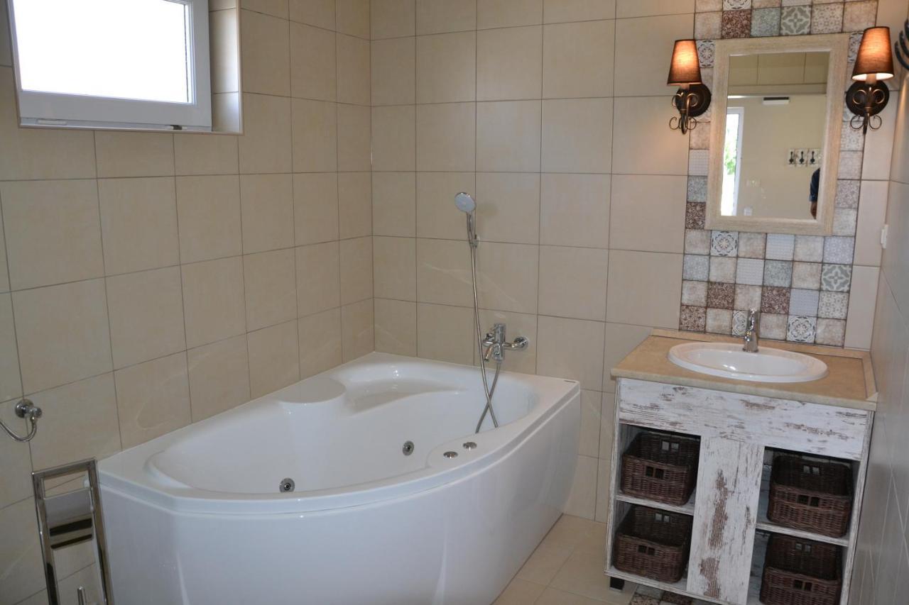 Ferienwohnung Aranyszarvas Panzio, Etterem Es Grillterasz Exterior foto