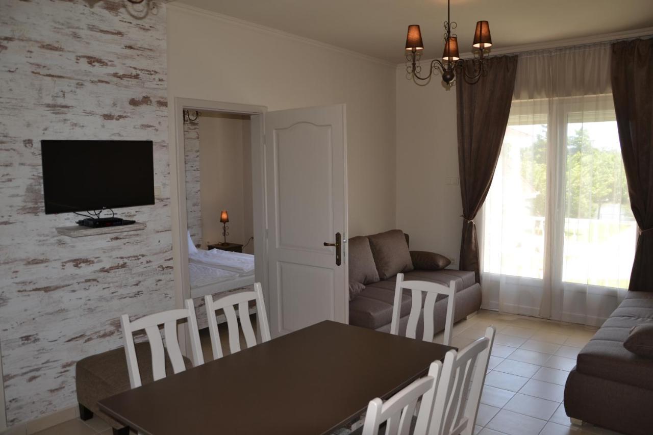 Ferienwohnung Aranyszarvas Panzio, Etterem Es Grillterasz Exterior foto