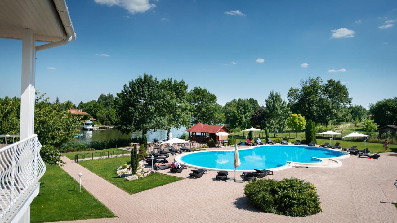 Ferienwohnung Aranyszarvas Panzio, Etterem Es Grillterasz Exterior foto