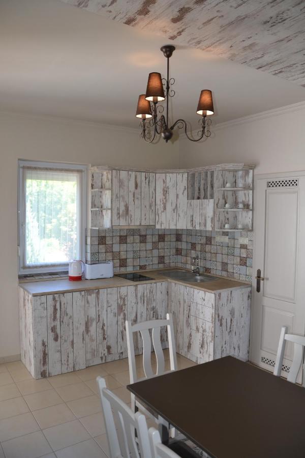Ferienwohnung Aranyszarvas Panzio, Etterem Es Grillterasz Exterior foto