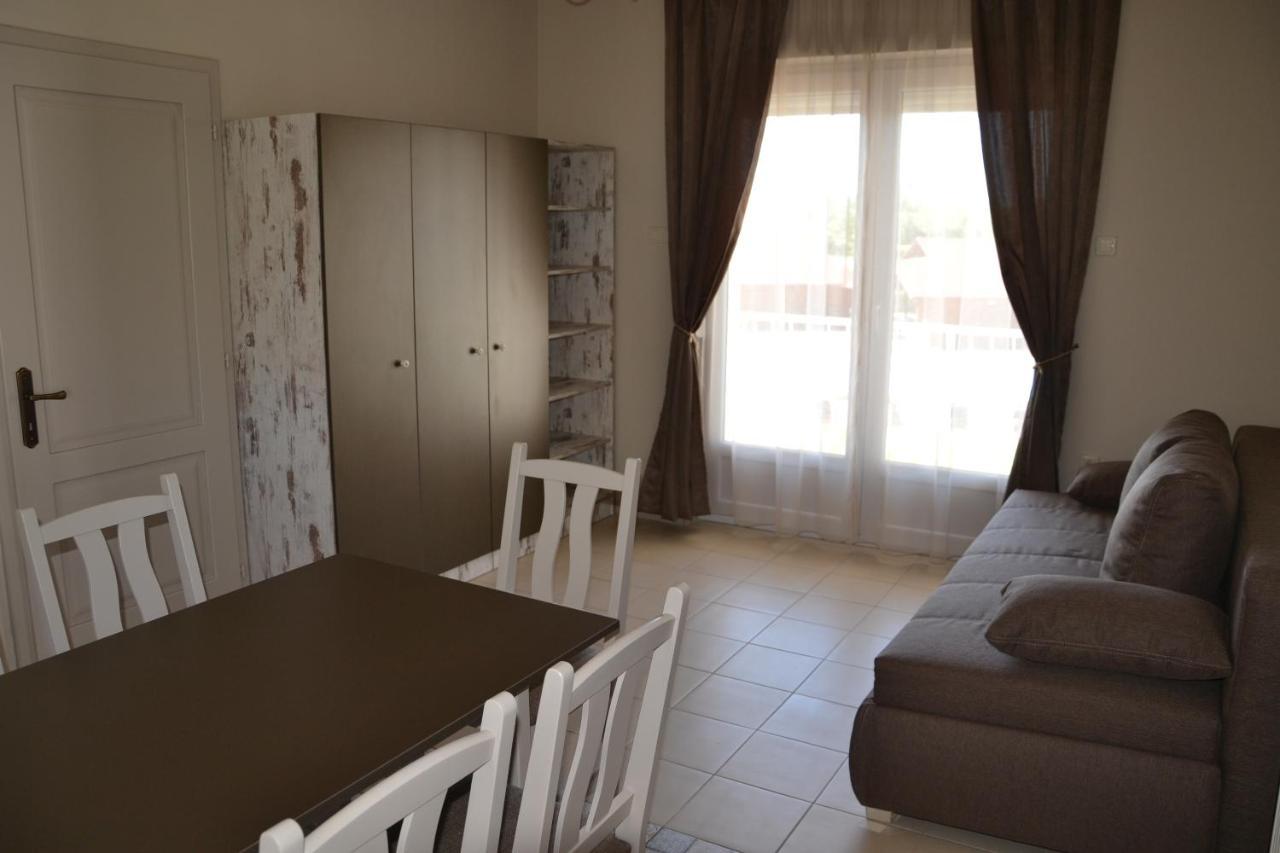 Ferienwohnung Aranyszarvas Panzio, Etterem Es Grillterasz Exterior foto