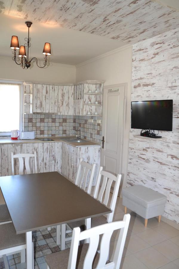 Ferienwohnung Aranyszarvas Panzio, Etterem Es Grillterasz Exterior foto