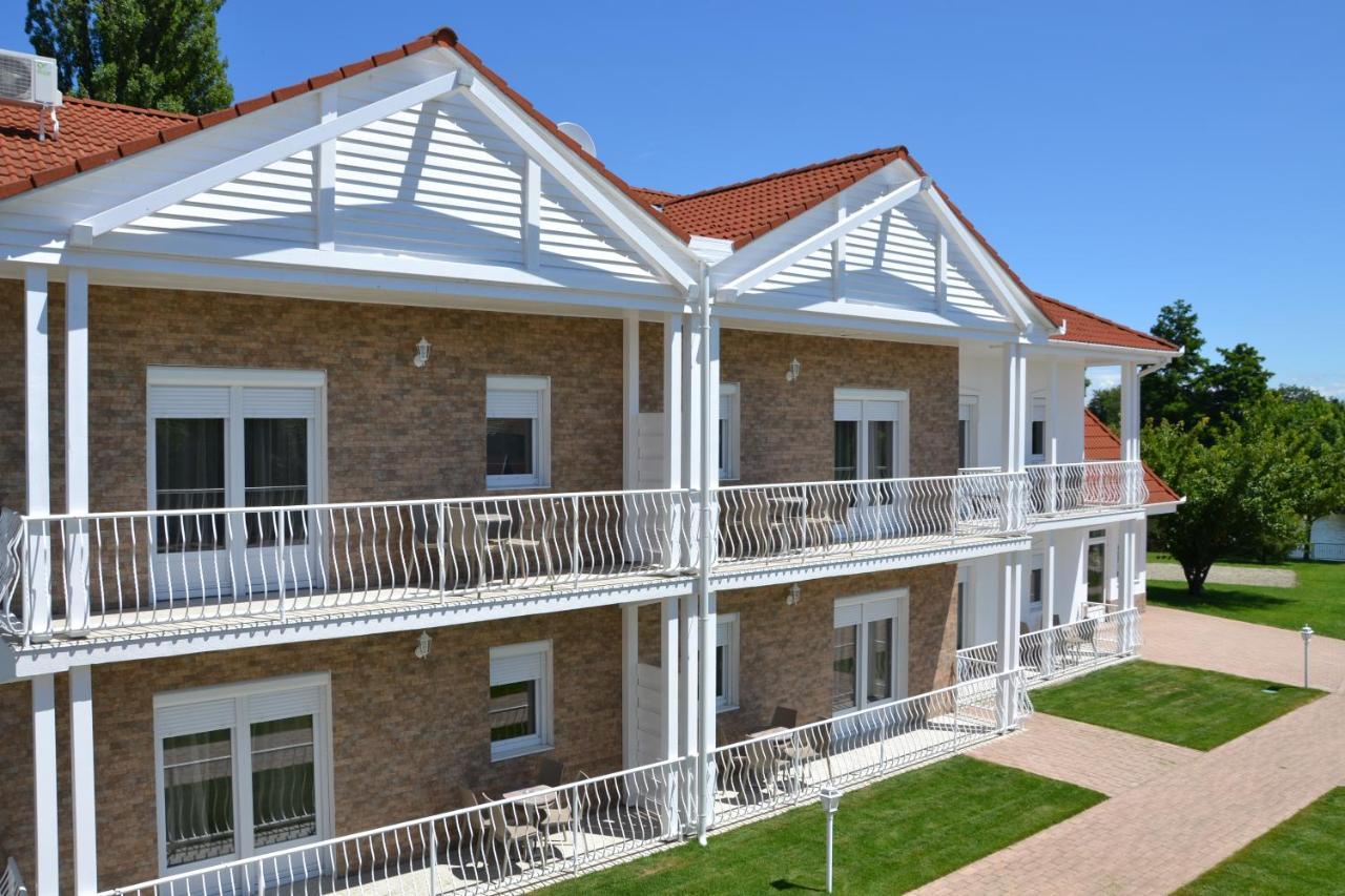 Ferienwohnung Aranyszarvas Panzio, Etterem Es Grillterasz Exterior foto