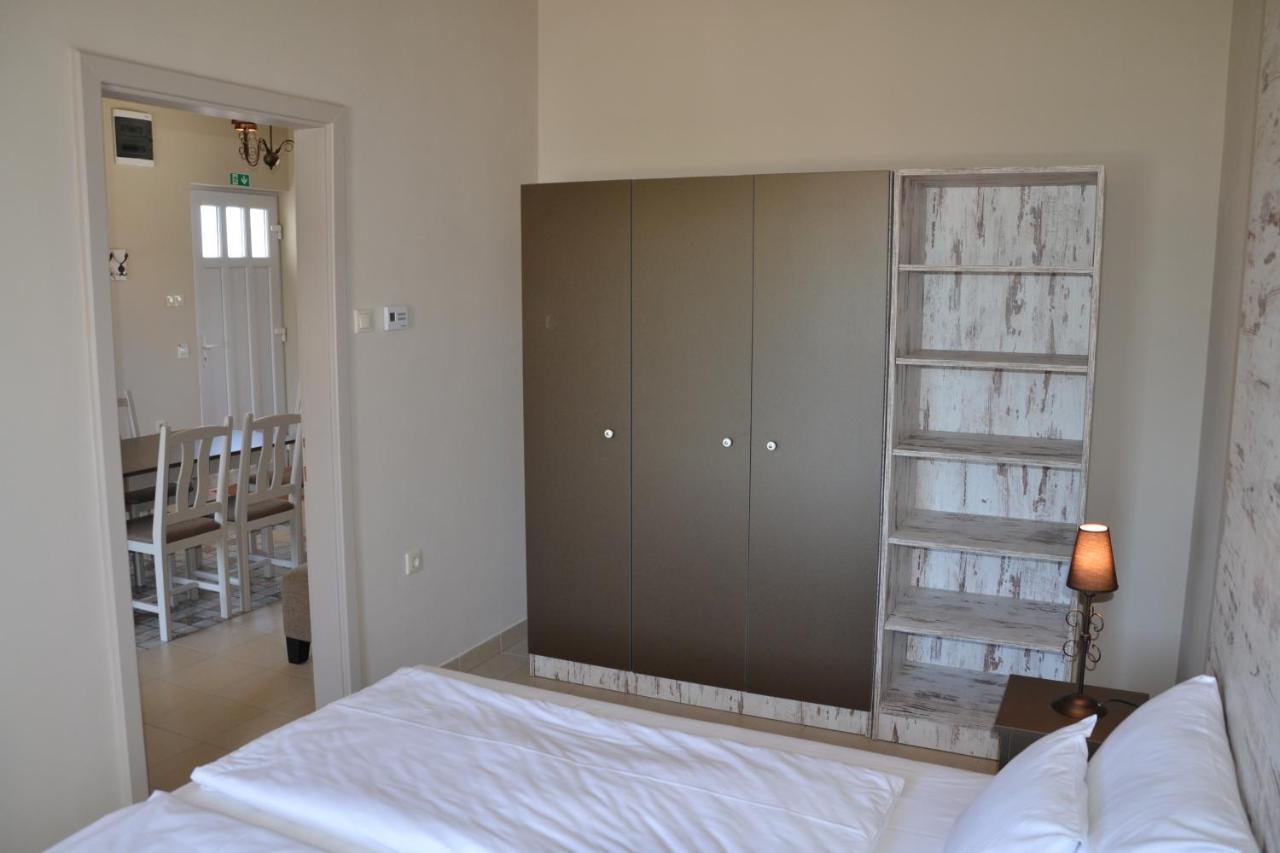 Ferienwohnung Aranyszarvas Panzio, Etterem Es Grillterasz Exterior foto