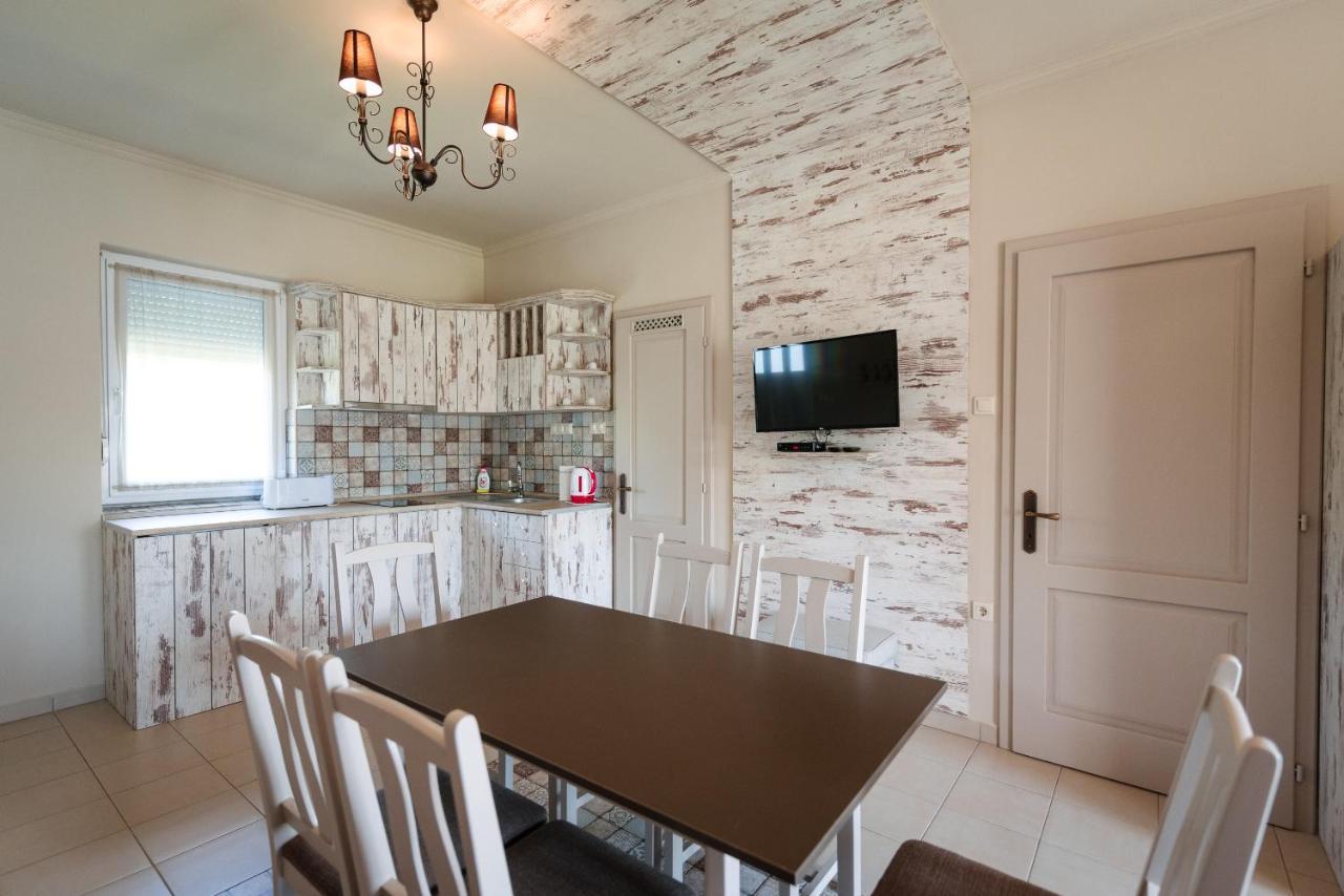 Ferienwohnung Aranyszarvas Panzio, Etterem Es Grillterasz Exterior foto